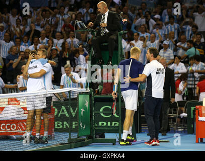 L'Argentine Guido Pella (à gauche) est félicité par le capitaine Daniel Orsanic tandis que la société Britannique Kyle Edmund est consolé par le capitaine Leon Smith au cours de la première journée de la Coupe Davis à l'Emirates Arena, Glasgow. Banque D'Images