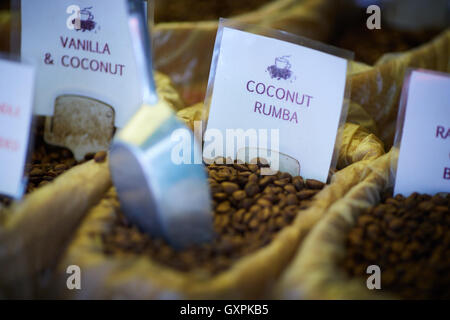 Bolton de la nourriture et des boissons dans les grains de café Festival scoop sac stand rumba de coco saveur de commerçants Banque D'Images