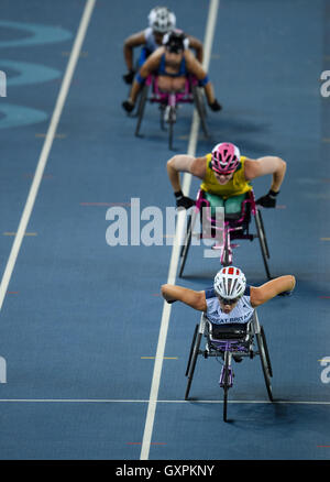 La société britannique Hannah Cockroft remporte la médaille d'or dans le 800m - T34 pendant la finale de la neuvième jour des Jeux Paralympiques de Rio 2016 à Rio de Janeiro, Brésil. Banque D'Images