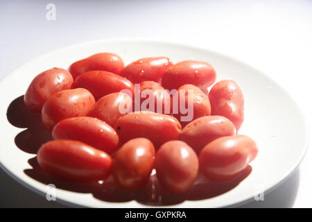 Les tomates fraîches pomodorino sur un fond blanc. Banque D'Images