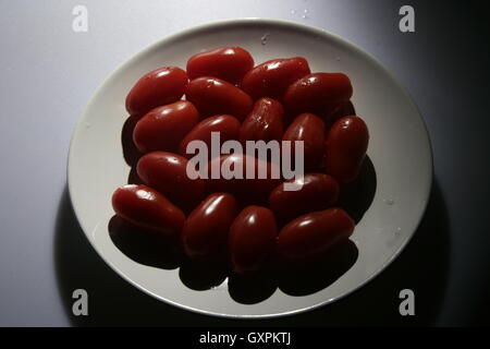 Les tomates fraîches pomodorino sur un fond blanc. Banque D'Images