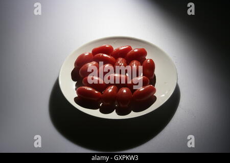 Les tomates fraîches pomodorino sur un fond blanc. Banque D'Images