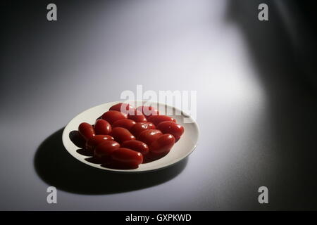 Les tomates fraîches pomodorino sur un fond blanc. Banque D'Images