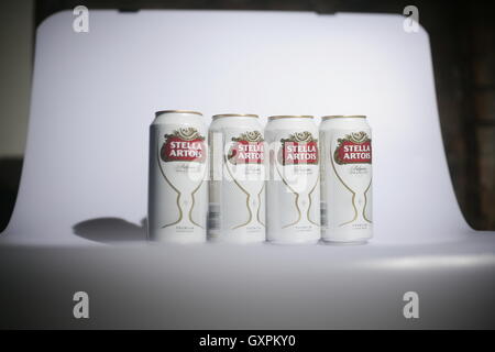 Quatre canettes de bière Stella Artois Banque D'Images