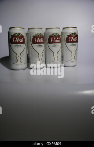 Quatre canettes de bière Stella Artois Banque D'Images