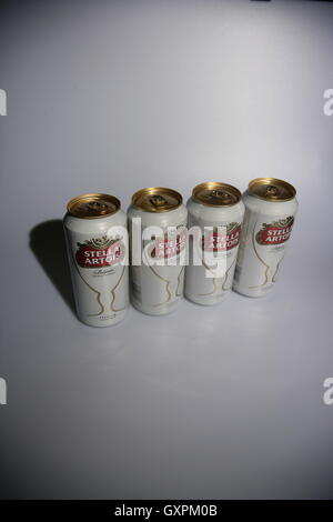 Quatre canettes de bière Stella Artois Banque D'Images