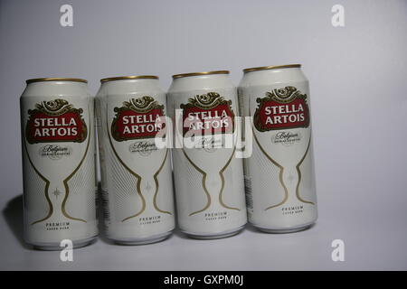 Quatre canettes de bière Stella Artois Banque D'Images