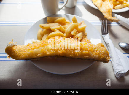 La traditionnel fish and chips sur une plaque blanche. Banque D'Images