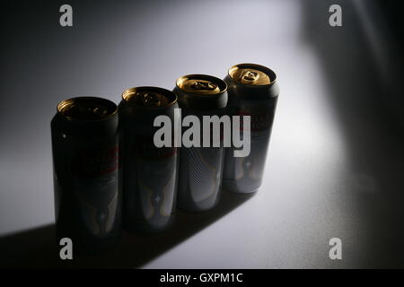 Quatre canettes de bière Stella Artois Banque D'Images