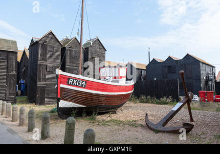 Une vue sur le bateau de pêche en bois, maisons, boutiques et Net sur le front de mer de Hastings. Banque D'Images