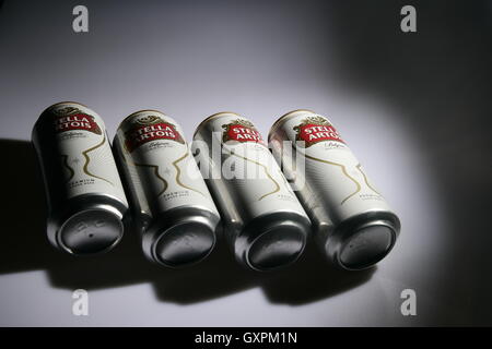 Quatre canettes de bière Stella Artois Banque D'Images