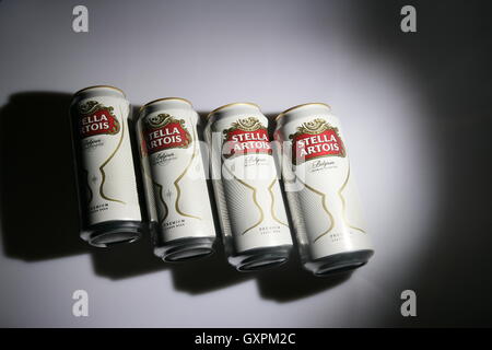 Quatre canettes de bière Stella Artois Banque D'Images