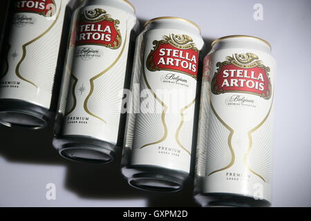 Quatre canettes de bière Stella Artois Banque D'Images