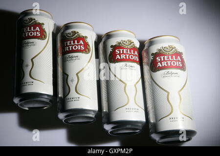 Quatre canettes de bière Stella Artois Banque D'Images