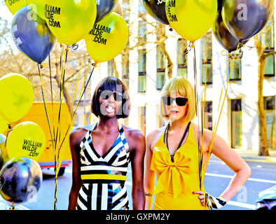 London Fashion Week 10 févr. 2013 des modèles de mode attrayant avec des ballons promouvoir William Wilde fait main exquise robes de latex Banque D'Images