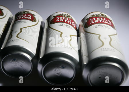 Quatre canettes de bière Stella Artois Banque D'Images