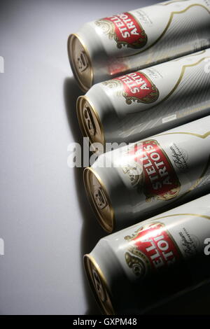 Quatre canettes de bière Stella Artois Banque D'Images