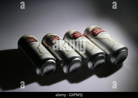 Quatre canettes de bière Stella Artois Banque D'Images
