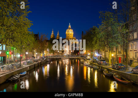 L'église St.Nicolas et canaux de nuit à Amsterdam, Pays-Bas. La vie nocturne à Amsterdam, Pays-Bas. Banque D'Images