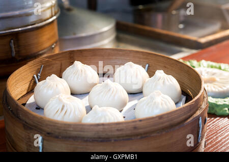 La nourriture chinoise steamed bun dans panier de bambou dans le marché alimentaire, Shanghai, Chine. Banque D'Images