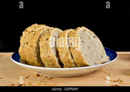 Tranches de baguette grenier sur la plaque, sur un fond noir Banque D'Images