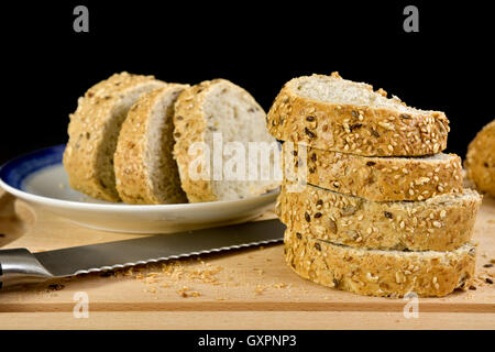 Tranches de baguette grenier sur planche, sur un fond noir Banque D'Images