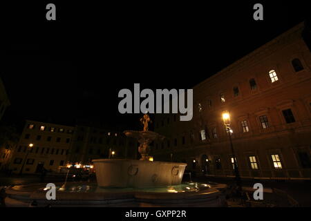 La fontaine de la Piazza Farnese par nuit, Rome, Italie Banque D'Images