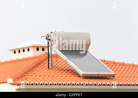 Chaudière à eau chaude avec panneau solaire sur le toit de la maison Banque D'Images