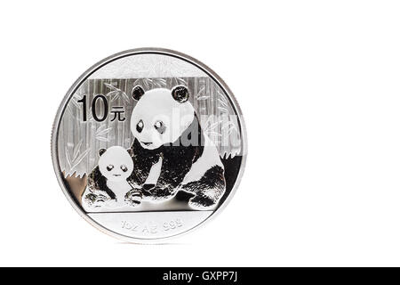 Pièce en argent avec la mère et l'enfant panda isolé sur fond blanc Banque D'Images