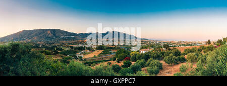 Vue panoramique de Mijas à Malaga, Andalousie, espagne. Cityscape Panorama d'été au coucher du soleil lever du soleil Temps Banque D'Images