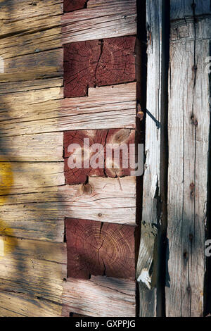 Commune de pointe de dent dans une vieille maison en bois, la Finlande d'angle Banque D'Images