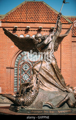 Minsk, Belarus - 20 mai 2015 : Statue de l'Archange aux ailes déployées, le charriage lance dans près de Red Dragon Catholi Banque D'Images