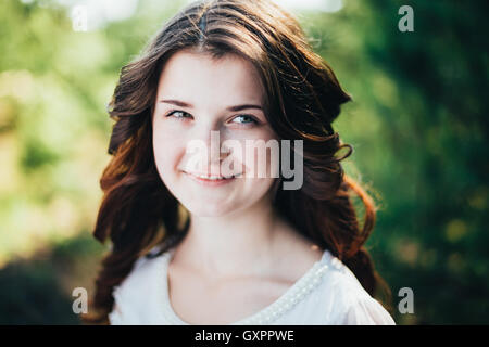 Close Up Portrait of Young Happy Beauty Red Hair Girl In White Dress en parc d'été Banque D'Images