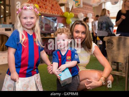 EDITORIAL N'utilisez que Michelle Heaton avec foi sa fille âgée de 4 ans et fils AJ âgés de 2 à une partie de thé à l'ambiance familiale l'événement pour marquer le lancement du nouveau système de refroidissement du Beko les produits de lessive, Chiswick, Londres. Banque D'Images