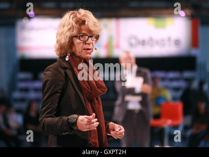 À USAGE ÉDITORIAL EXCLUSIF Vicky Pryce parle au Nesta Futre Fest 2016, un festival de deux jours organisé par Nesta les 17 et 18 septembre, qui explore les perceptions des gens de l'avenir autour des thèmes clés de « Love, Play Work and Thrive », à Tobacco Dock, Londres. Banque D'Images