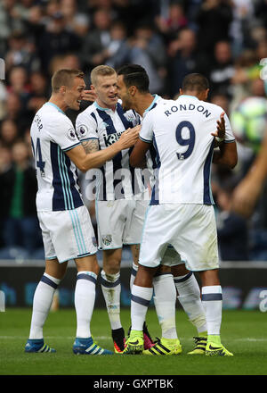 West Bromwich Albion's Nacer Chadli fête marquant son premier but de côtés du jeu avec l'équipe au cours de la Premier League match à The Hawthorns, West Bromwich. Banque D'Images