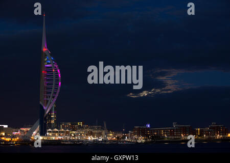 Photo de nuit de la tour du millénaire à Portsmouth Hampshire. Nous avons une récolte pleine lune peeping hors des nuages. Banque D'Images