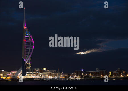 Photo de nuit de la tour du millénaire à Portsmouth Hampshire. Nous avons une récolte pleine lune peeping hors des nuages. Banque D'Images