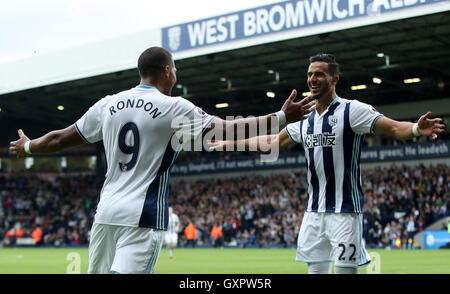 West Bromwich Albion's Nacer Chadli (à droite) célèbre marquant son quatrième but du côté du jeu au cours de la Premier League match à The Hawthorns, West Bromwich. Banque D'Images