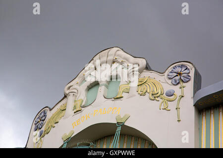 Détail de l'immeuble art nouveau, Szeged, Hongrie, ciel gris Banque D'Images