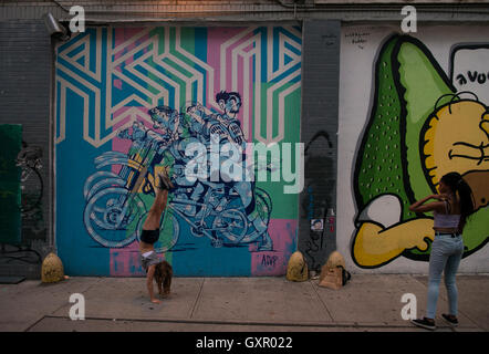 Girl making handstand in Little Italy, Manhattan Banque D'Images