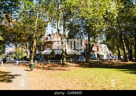 Gail's Bakery et un défilé de boutiques à côté de Barnes commune dans l'ouest de Londres, Royaume-Uni Banque D'Images