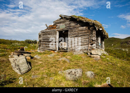 Chalet en bois à l'abandon par le lac à Bygdin dans le parc national de Jotunheimen Norvège Banque D'Images