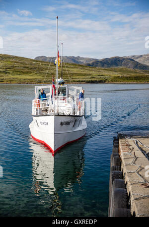 Le traversier arrivant à Bygdin Bitihorn pour collecter des passagers pour Torfinnsbu et l'extrémité opposée du lac - Norvège Jotunheimen Banque D'Images