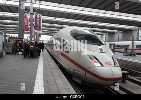 Un DB LA GLACE ( Inter City Express) train de voyageurs à la gare principale de Munich en Allemagne Banque D'Images