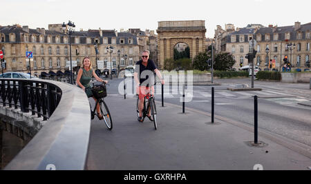 Les cyclistes sur Pont de Pierre Bordeaux France Banque D'Images