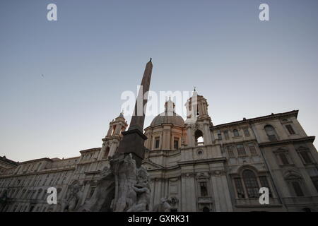 L'obélisque de la Fontana dei Quattro Fiumi avec l'église de Sant'Agnese in Agone, Piazza Navona, Rome, Italie Banque D'Images