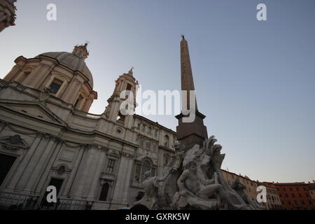 L'obélisque de la Fontana dei Quattro Fiumi avec l'église de Sant'Agnese in Agone, Piazza Navona, Rome, Italie Banque D'Images