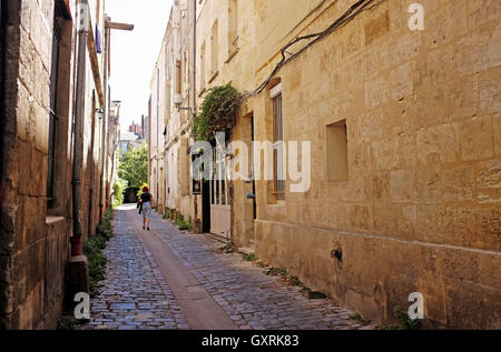 Rue étroite à Bordeaux une ville portuaire sur la Garonne dans le département de la Gironde dans le sud-ouest de la France Banque D'Images