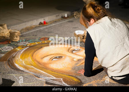 Street artiste qui peint le visage de Jésus Banque D'Images